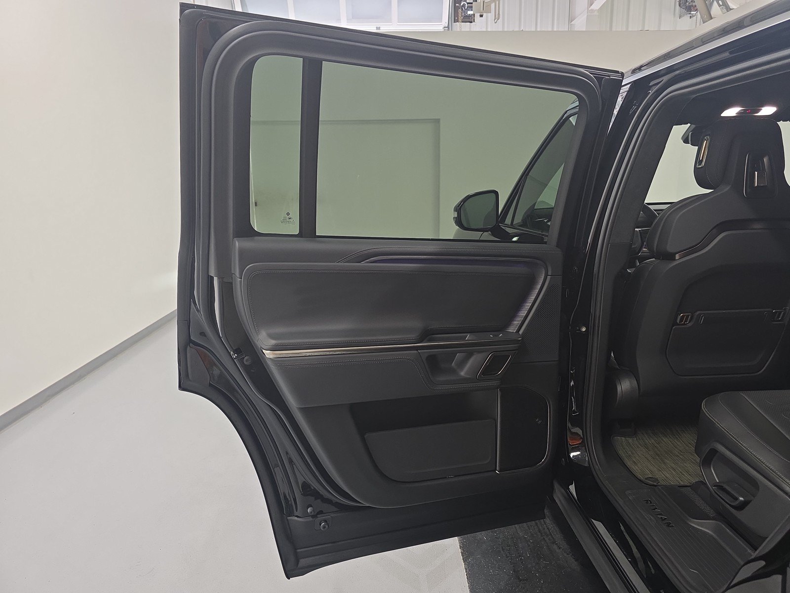 Used 2024 Rivian R1S Adventure AWD/4WD image 17