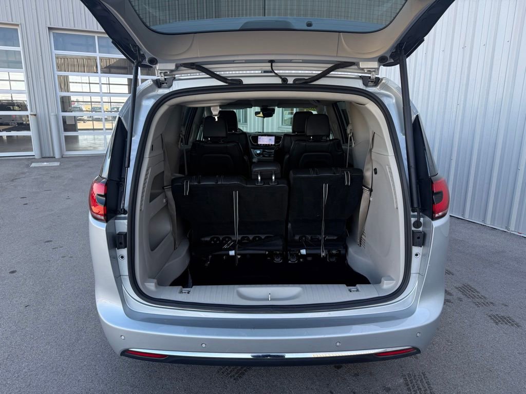 Used 2024 Chrysler Pacifica Touring-L image 34