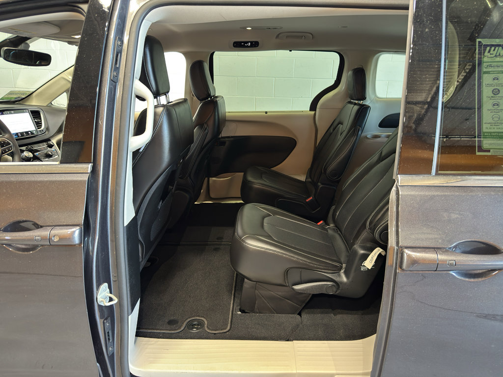 Used 2023 Chrysler Pacifica Touring-L FWD image 10