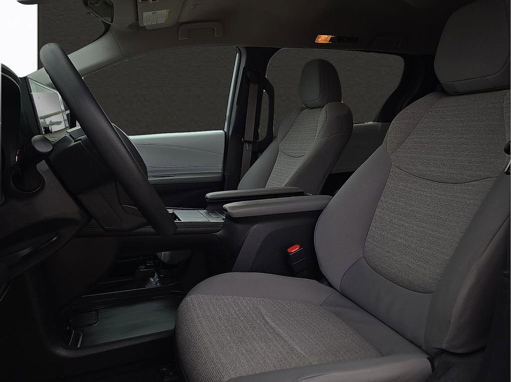Used 2025 Toyota Sienna LE image 13