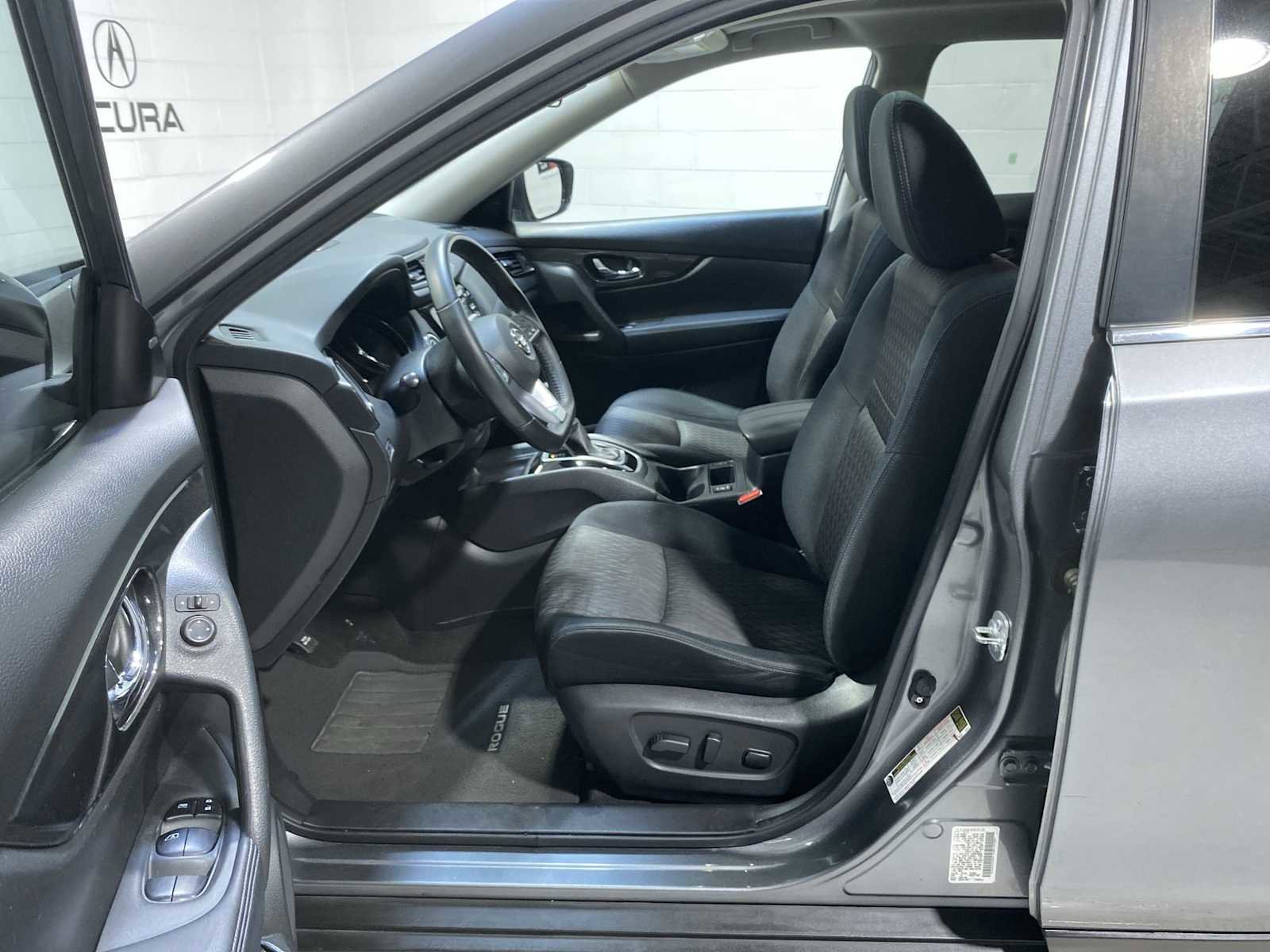 Used 2017 Nissan Rogue SV AWD/4WD image 2