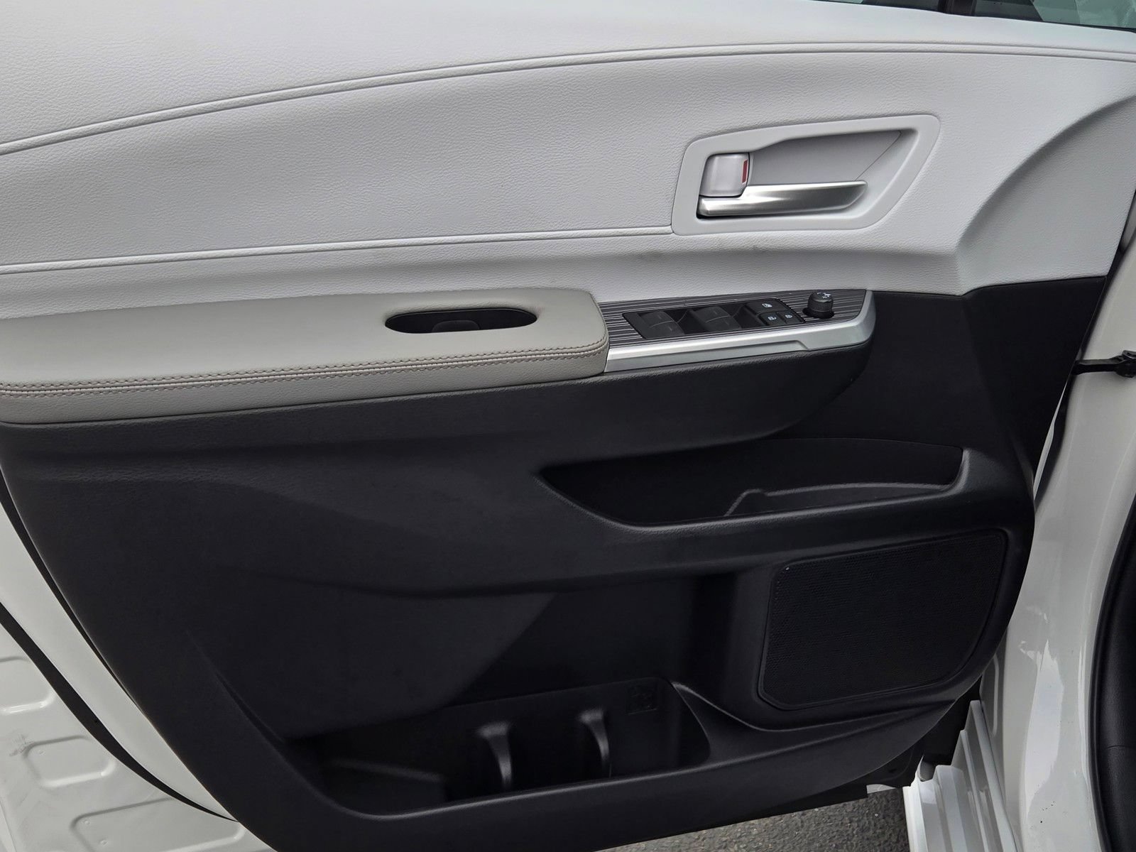 Certified 2026 Toyota Sienna XLE FWD image 9