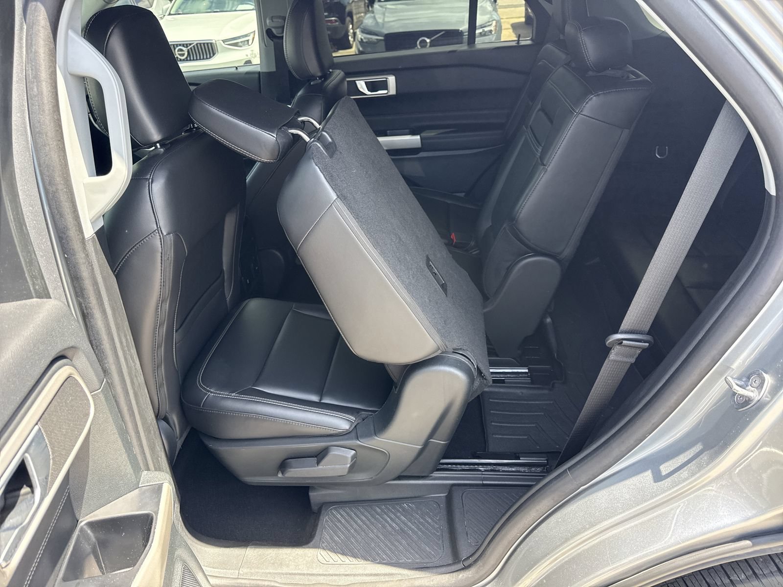 Used 2024 Ford Explorer XLT w/ Equipment Group 202A RWD image 11