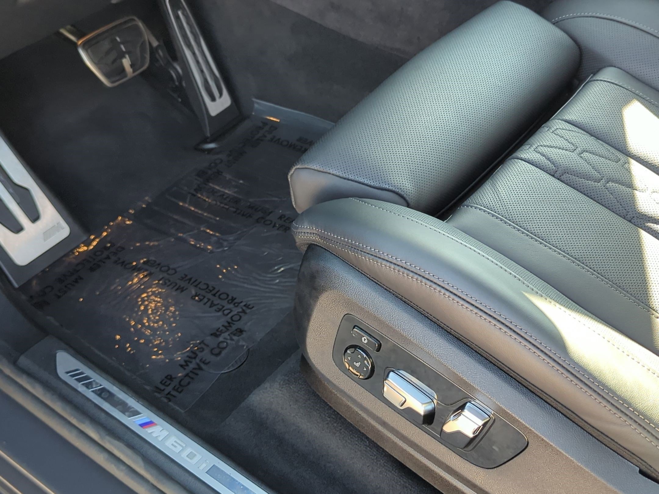 Used 2025 BMW X7 M60i w/ Executive Package image 17