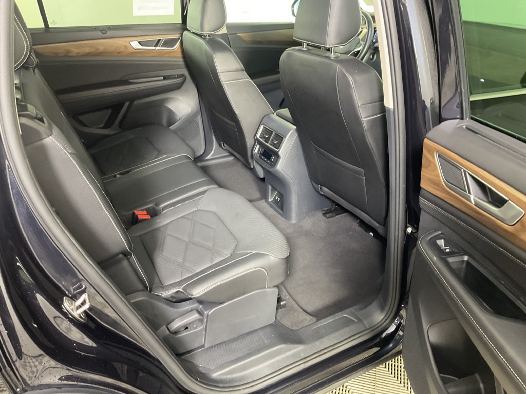 Used 2025 Volkswagen Atlas SE AWD/4WD image 16