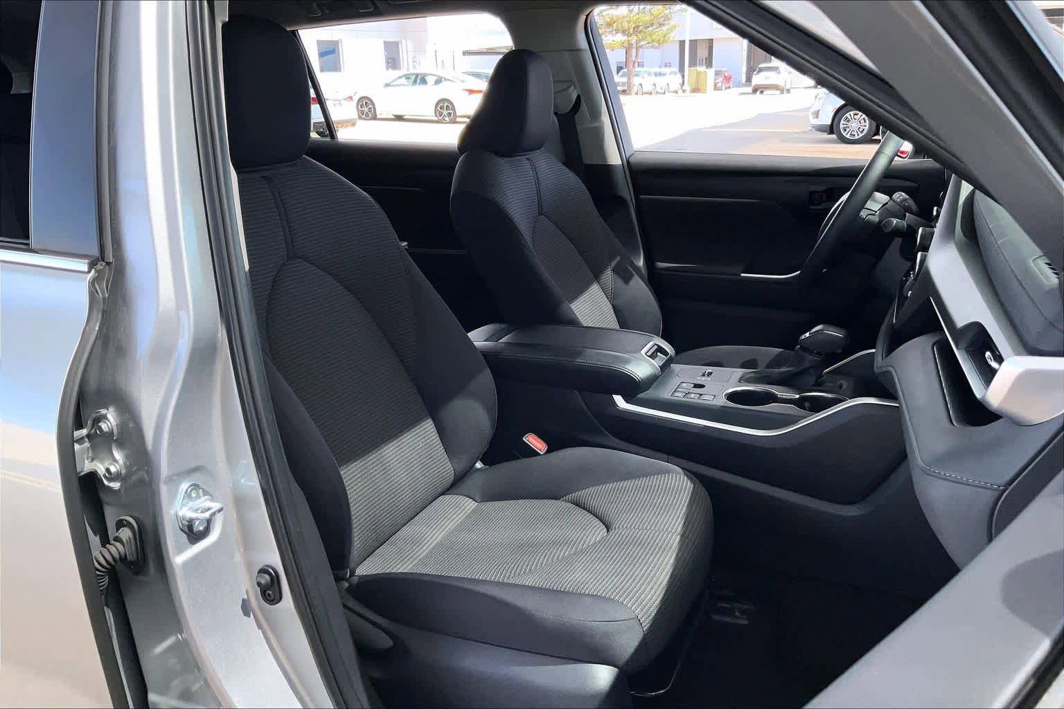 Used 2025 Toyota Highlander LE FWD image 9