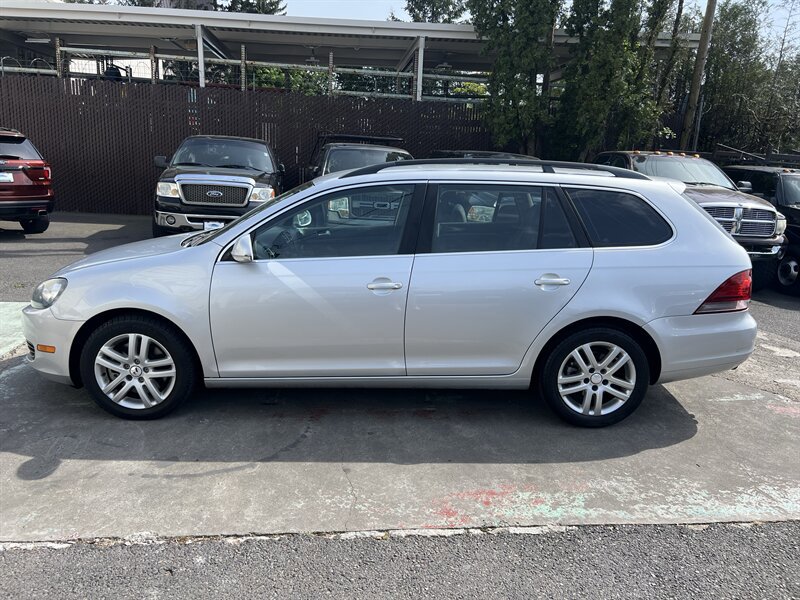 Used 2011 Volkswagen Jetta TDI FWD image 2