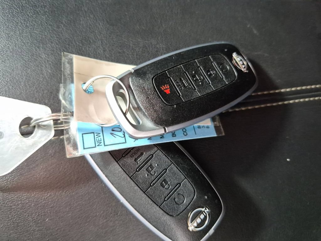 Used 2025 Nissan Pathfinder SL FWD image 32