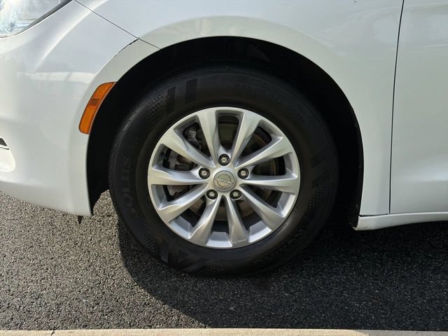 Used 2017 Chrysler Pacifica Touring w/ Tire & Wheel Group FWD image 10