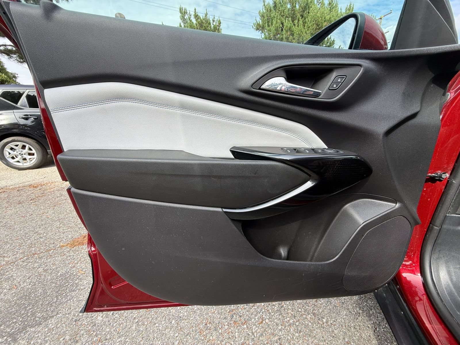 Used 2025 Chevrolet Trax LT w/ LT Convenience Package FWD image 18