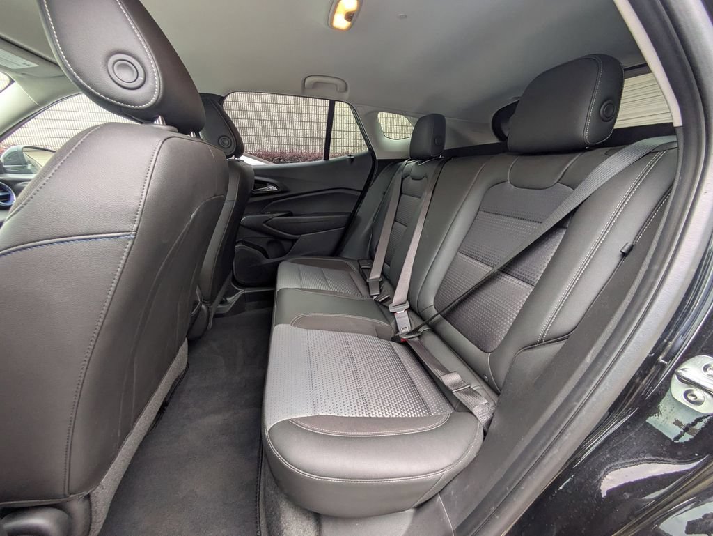 Used 2025 Chevrolet Trax LT w/ LT Convenience Package FWD image 25