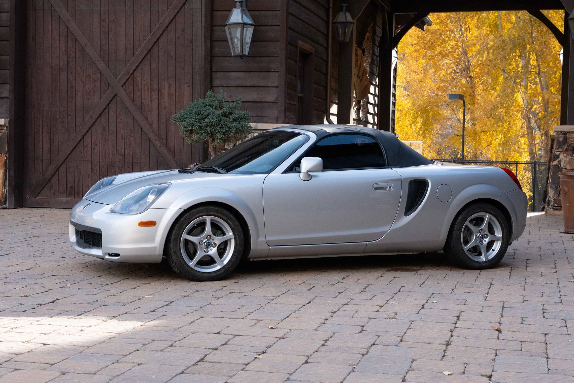 Used 2001 Toyota MR2 image 4