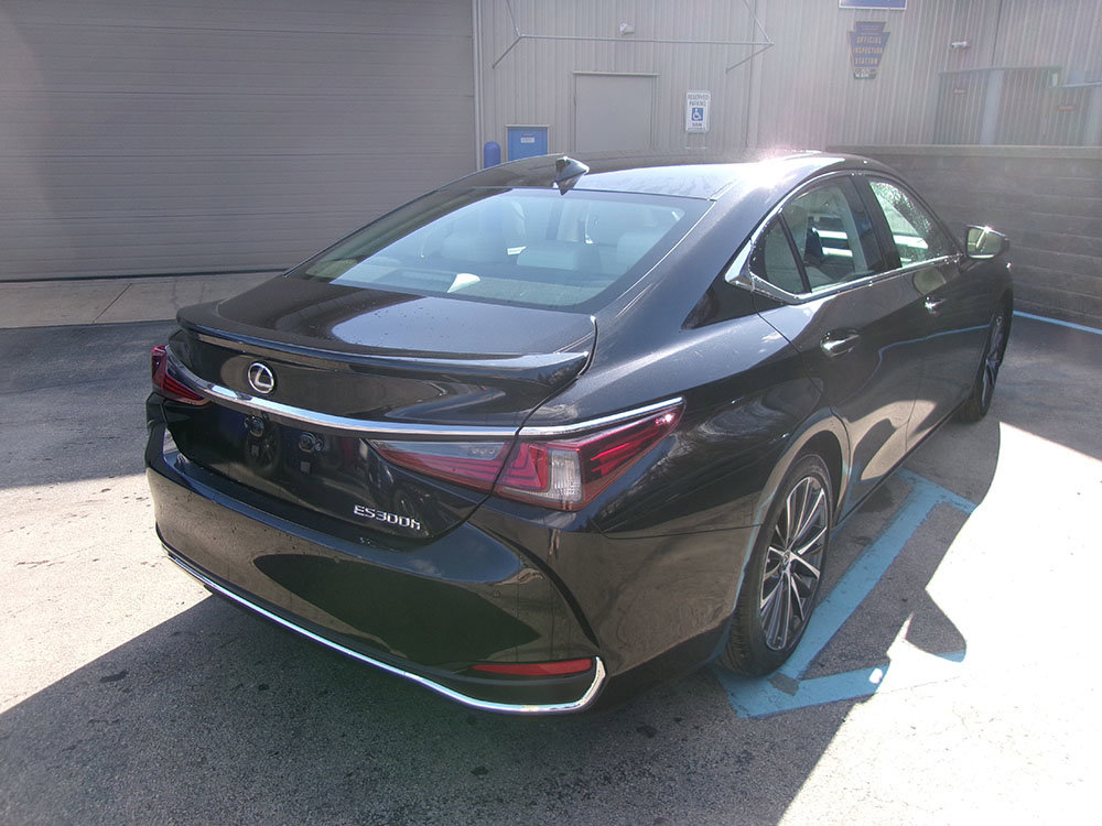 Used 2025 Lexus ES 300h w/ Premium Package FWD image 4