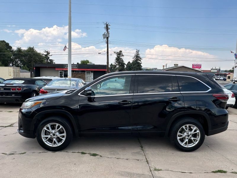 Used 2017 Toyota Highlander LE FWD image 4