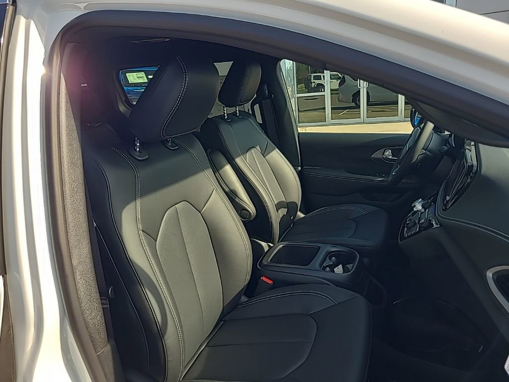 New 2025 Chrysler Pacifica Select FWD image 26