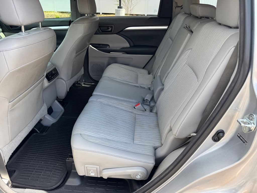 Used 2014 Toyota Highlander Plus w/ Preferred Accessory Package AWD/4WD image 10