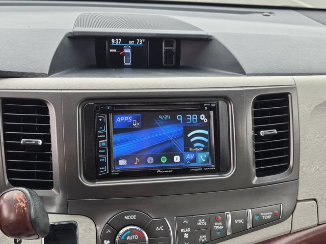 Used 2014 Toyota Sienna XLE FWD image 22