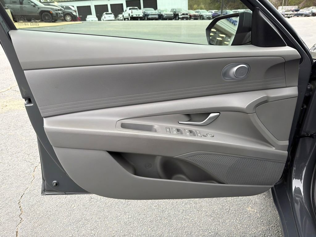 Used 2024 Hyundai Elantra SE image 10