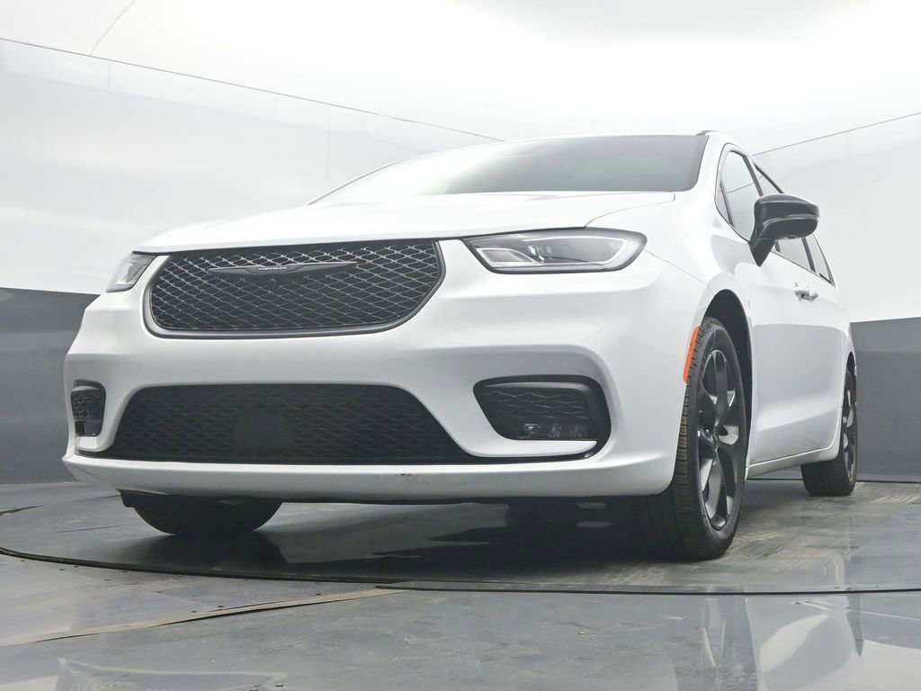 Used 2025 Chrysler Pacifica Limited image 44