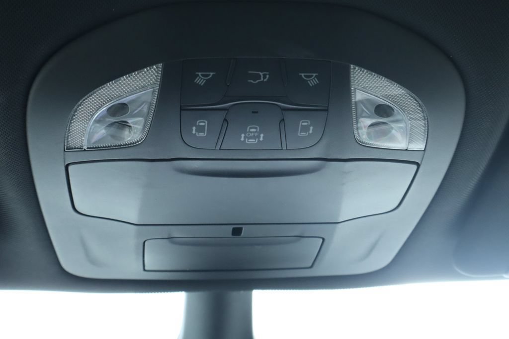 Used 2025 Chrysler Pacifica Select FWD image 32