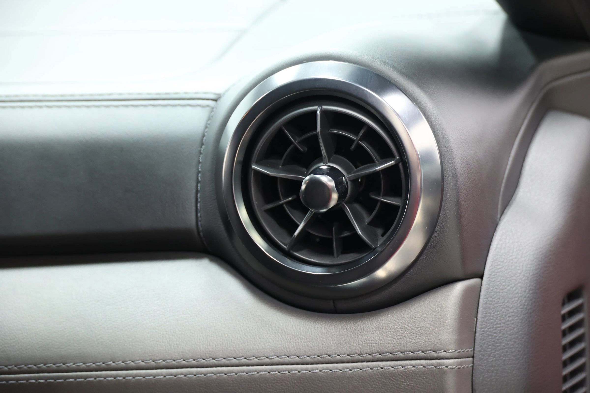 Used 2019 Nissan GT-R Premium w/ Premium Interior Package AWD/4WD image 91