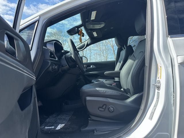 New 2026 Chrysler Voyager LX FWD image 16