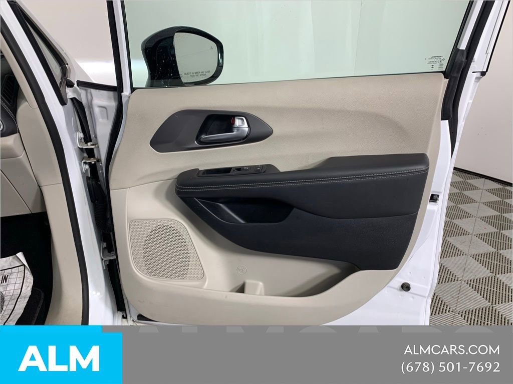 Used 2024 Chrysler Pacifica Limited FWD image 36