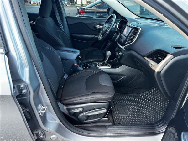 Used 2015 Jeep Cherokee Latitude w/ Cold Weather Group FWD image 13