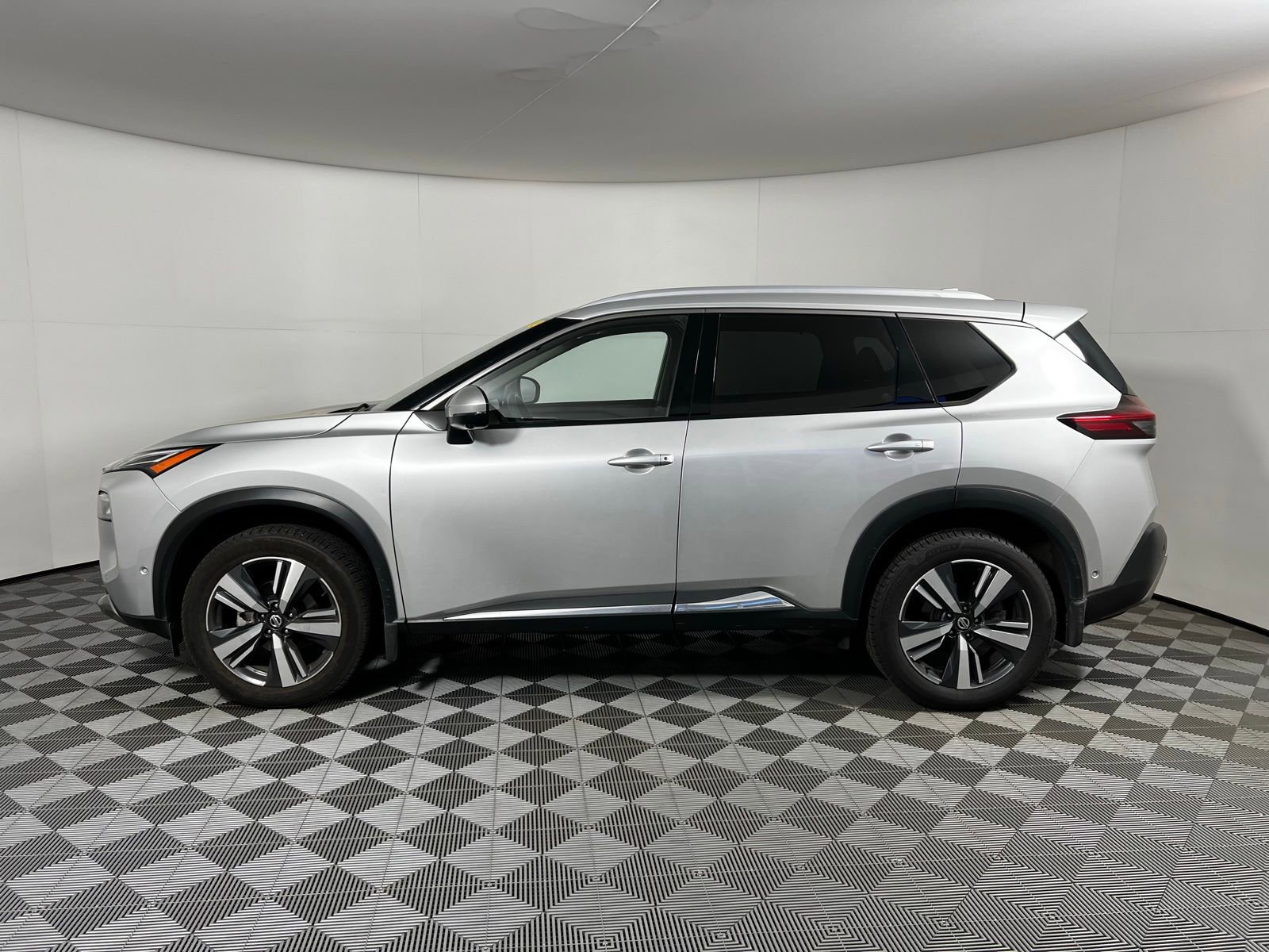 Used 2021 Nissan Rogue Platinum image 8