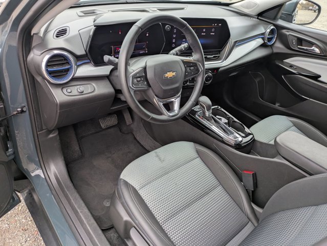 Used 2025 Chevrolet Trax LT w/ LT Convenience Package image 12