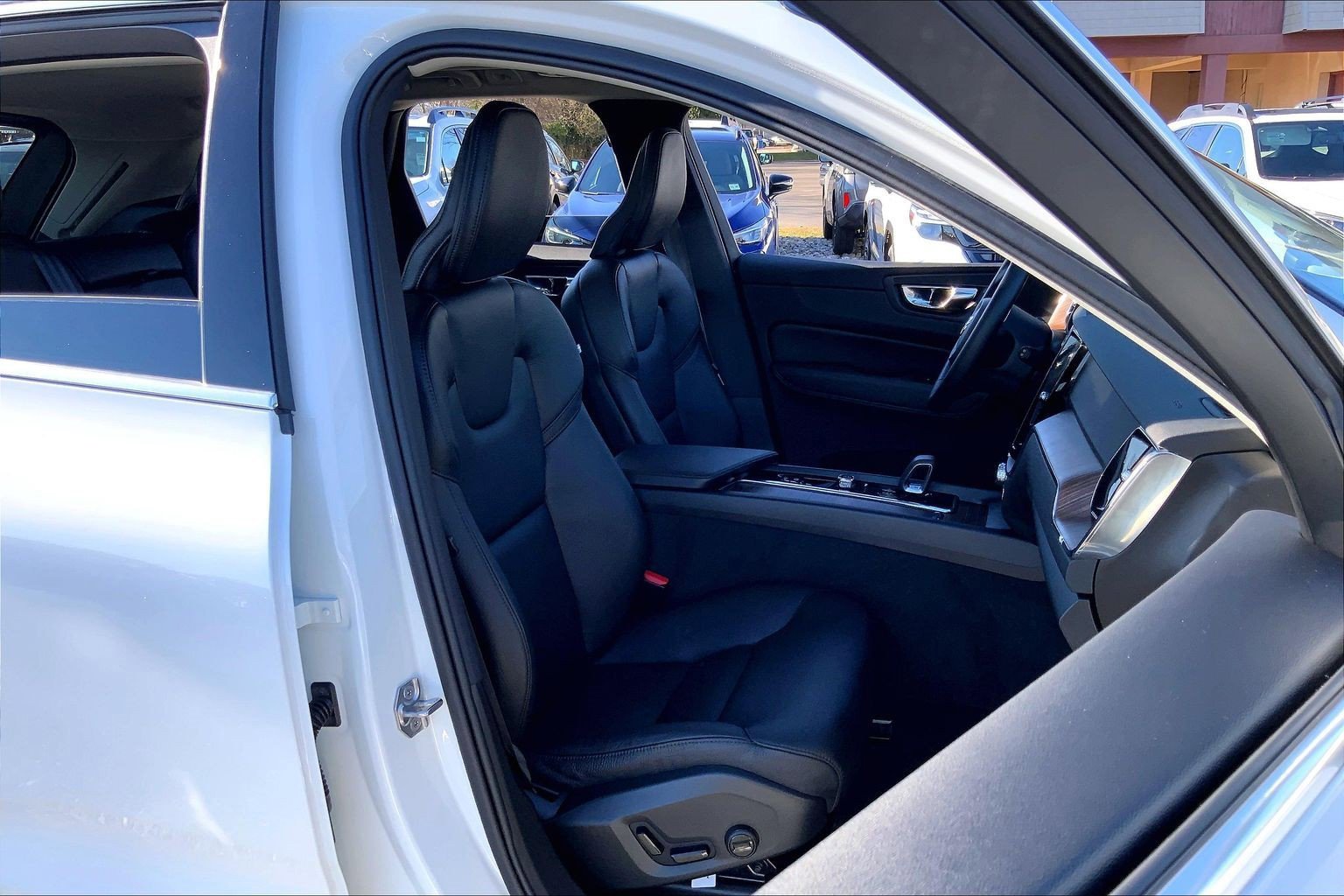 Used 2022 Volvo XC60 B5 Momentum w/ Climate Package image 7