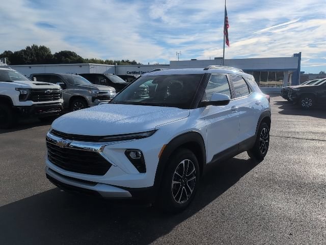 Used 2025 Chevrolet TrailBlazer LT w/ LT Cold Weather Package FWD image 2