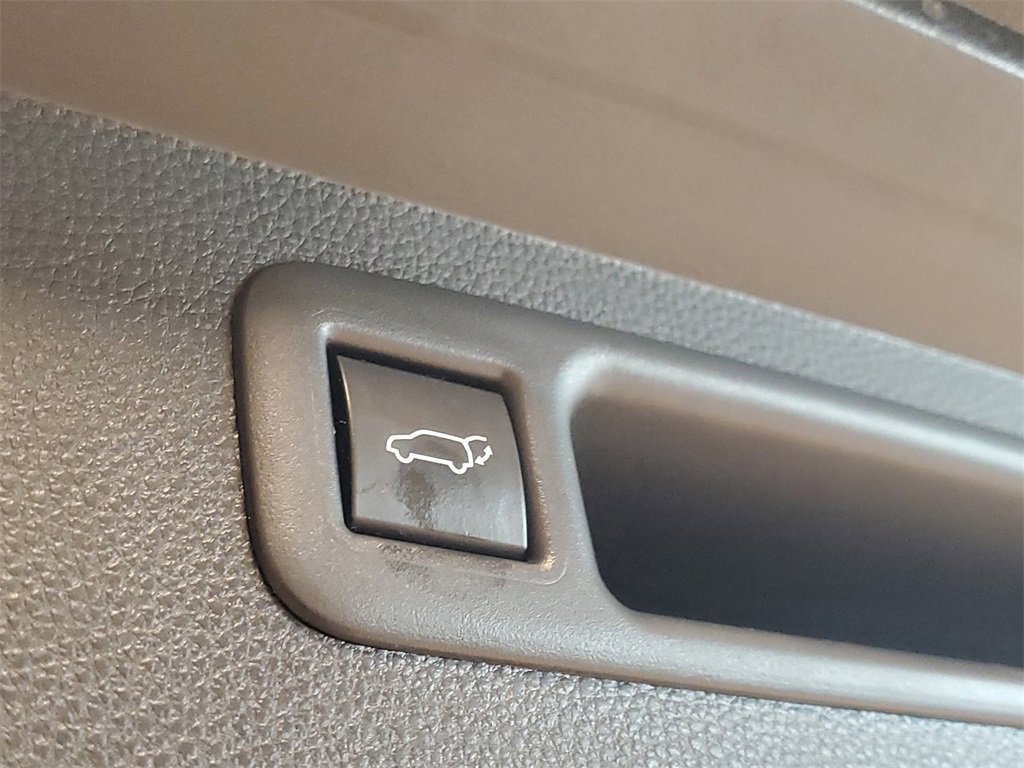 Used 2023 Toyota Highlander LE image 9