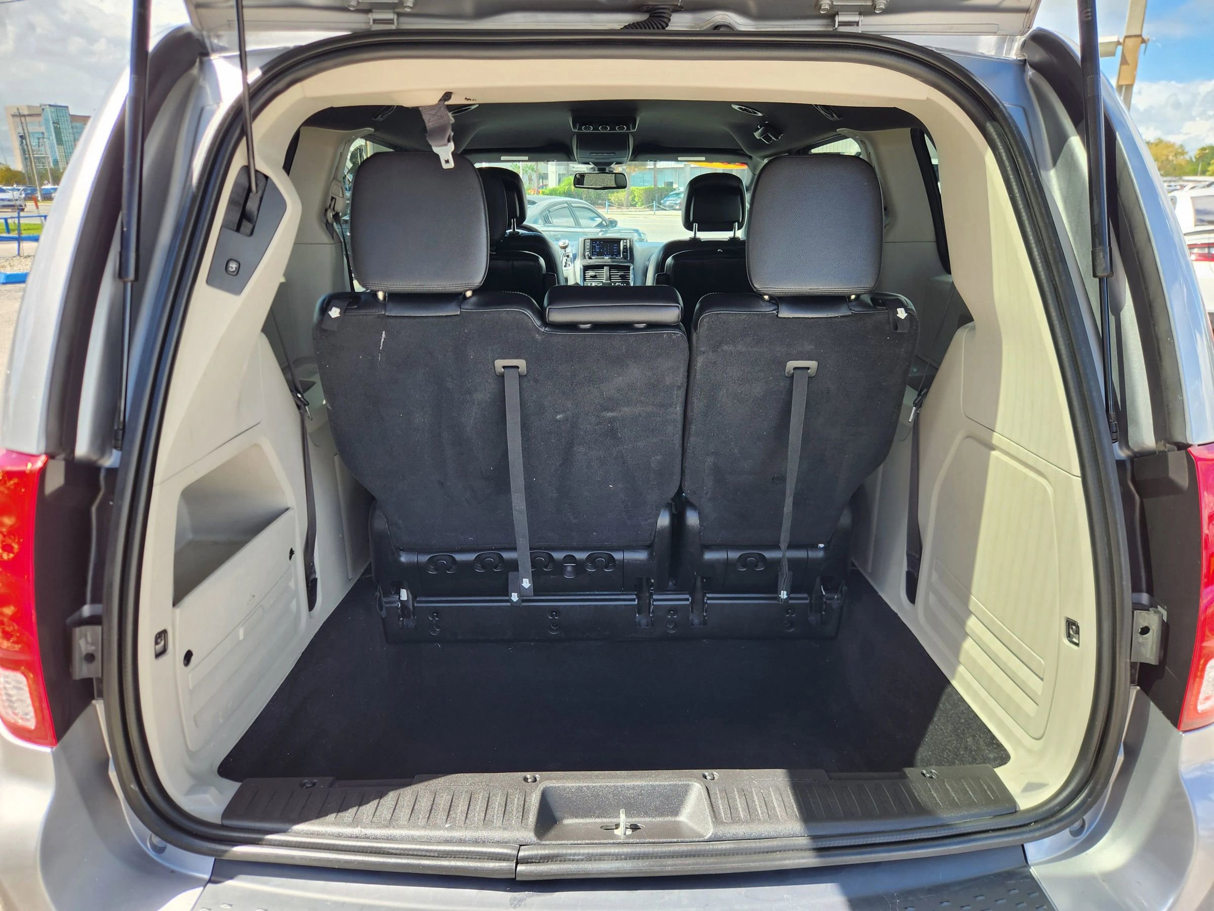 Used 2019 Dodge Grand Caravan SXT image 19