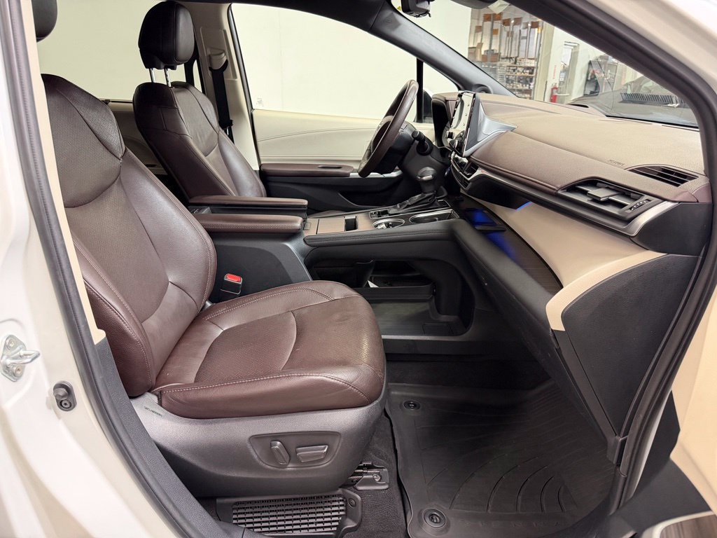 Used 2021 Toyota Sienna Platinum FWD image 11