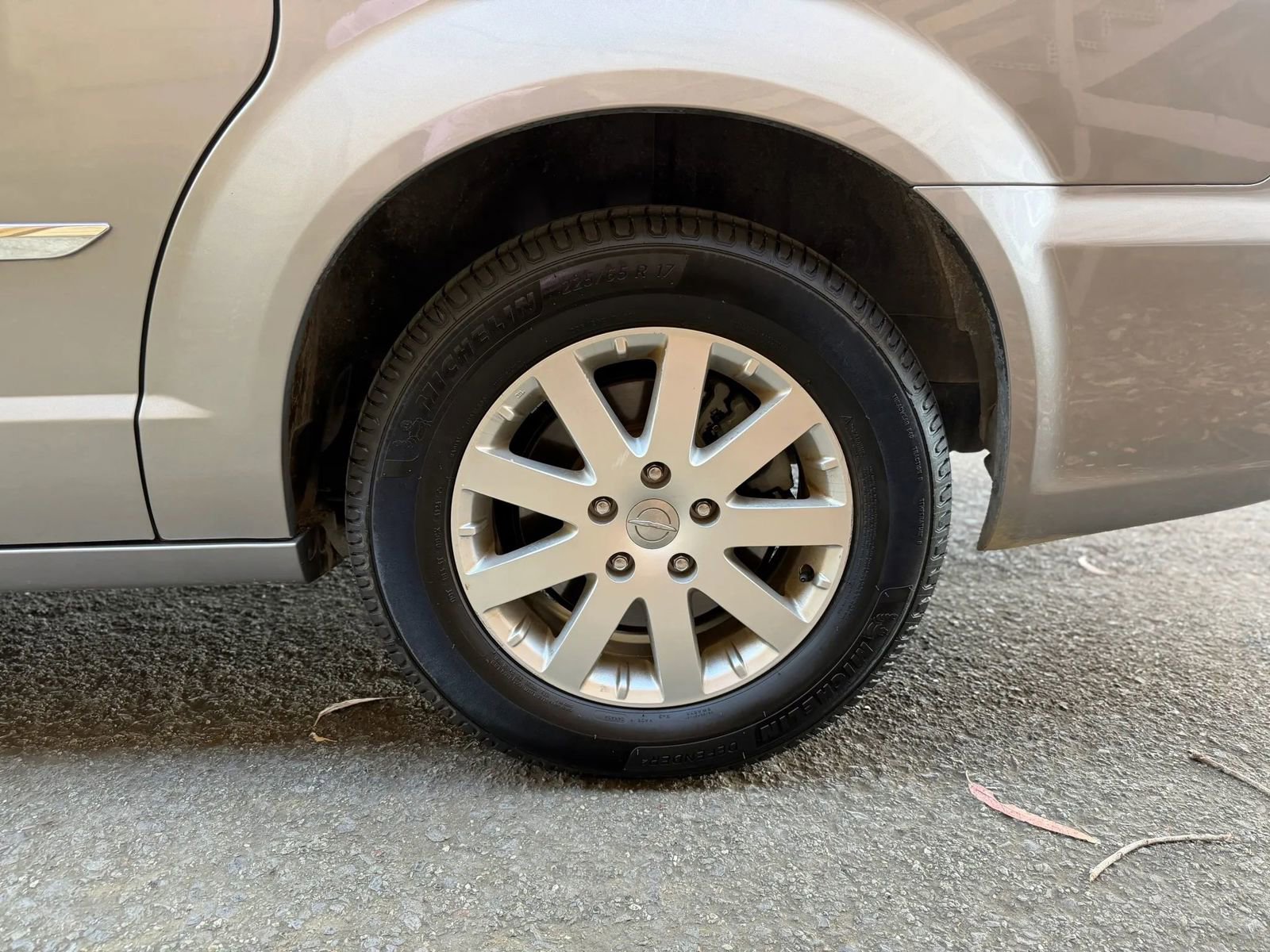 Used 2015 Chrysler Town & Country Touring FWD image 41