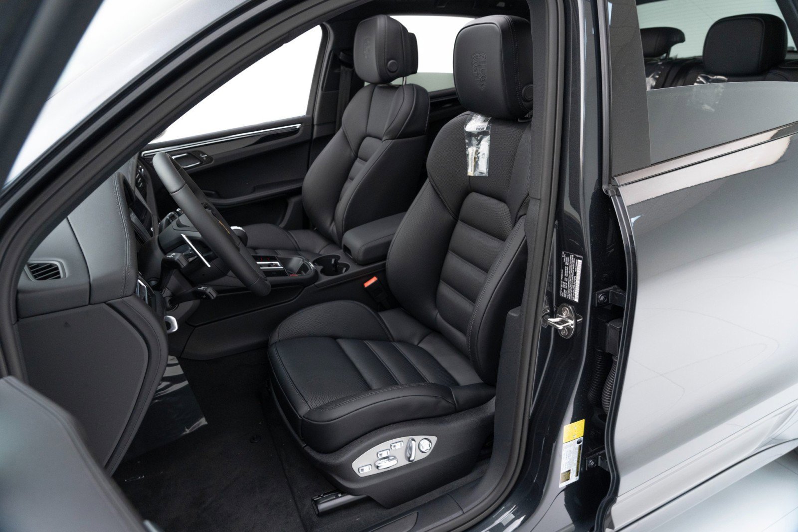 New 2025 Porsche Macan Turbo image 5