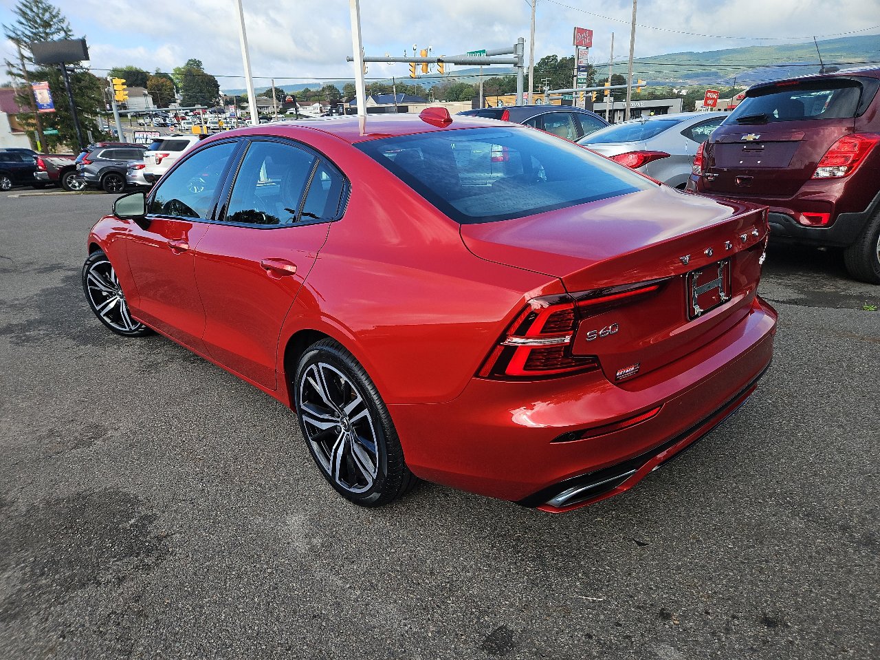 Used 2021 Volvo S60 T6 R-Design image 5