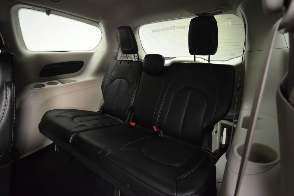 Used 2023 Chrysler Pacifica Touring-L FWD image 17