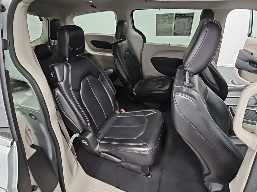 Used 2023 Chrysler Pacifica Touring-L image 31