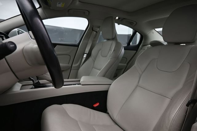 Used 2020 Volvo S60 T5 Momentum FWD image 10