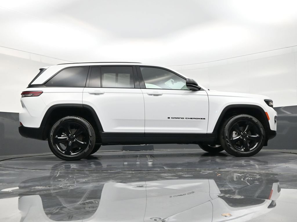 Used 2025 Jeep Grand Cherokee Limited w/ Black Appearance Package image 26