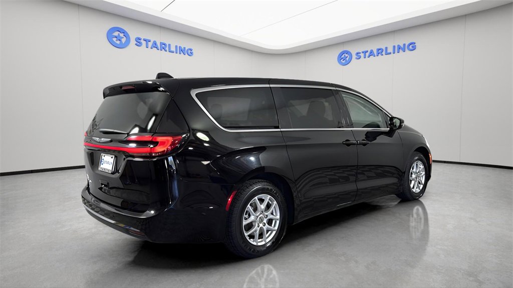 Used 2024 Chrysler Pacifica Touring-L image 9