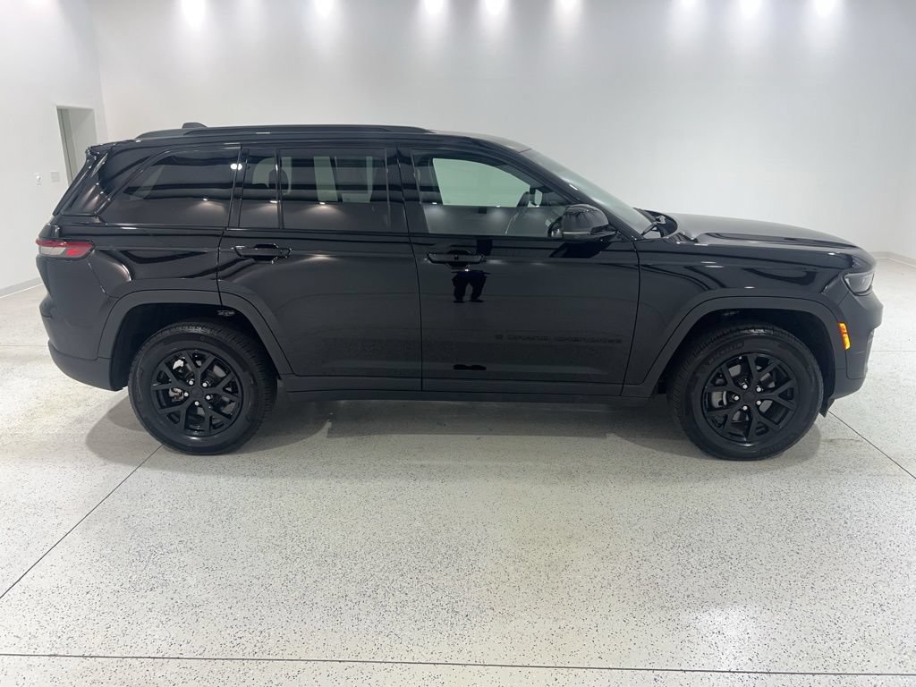 Used 2025 Jeep Grand Cherokee Altitude AWD/4WD image 6