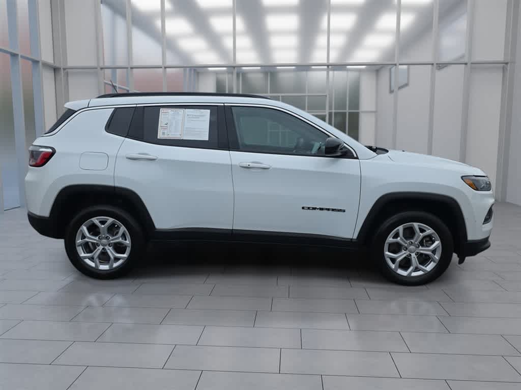 Used 2024 Jeep Compass Latitude AWD/4WD image 2