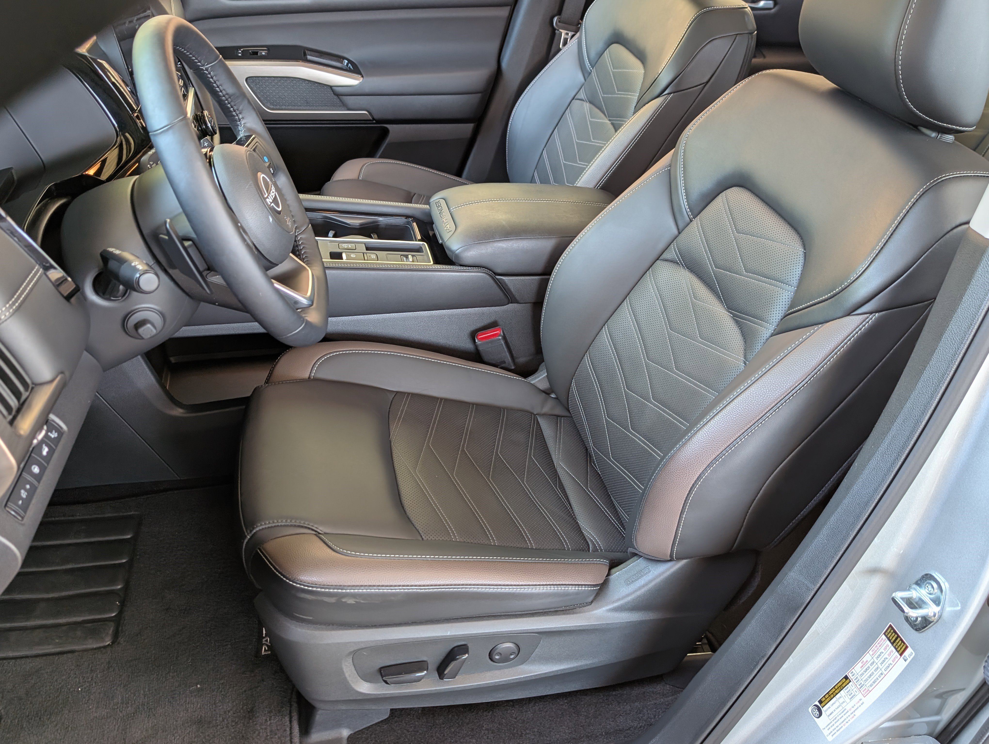 Used 2025 Nissan Pathfinder Platinum image 17