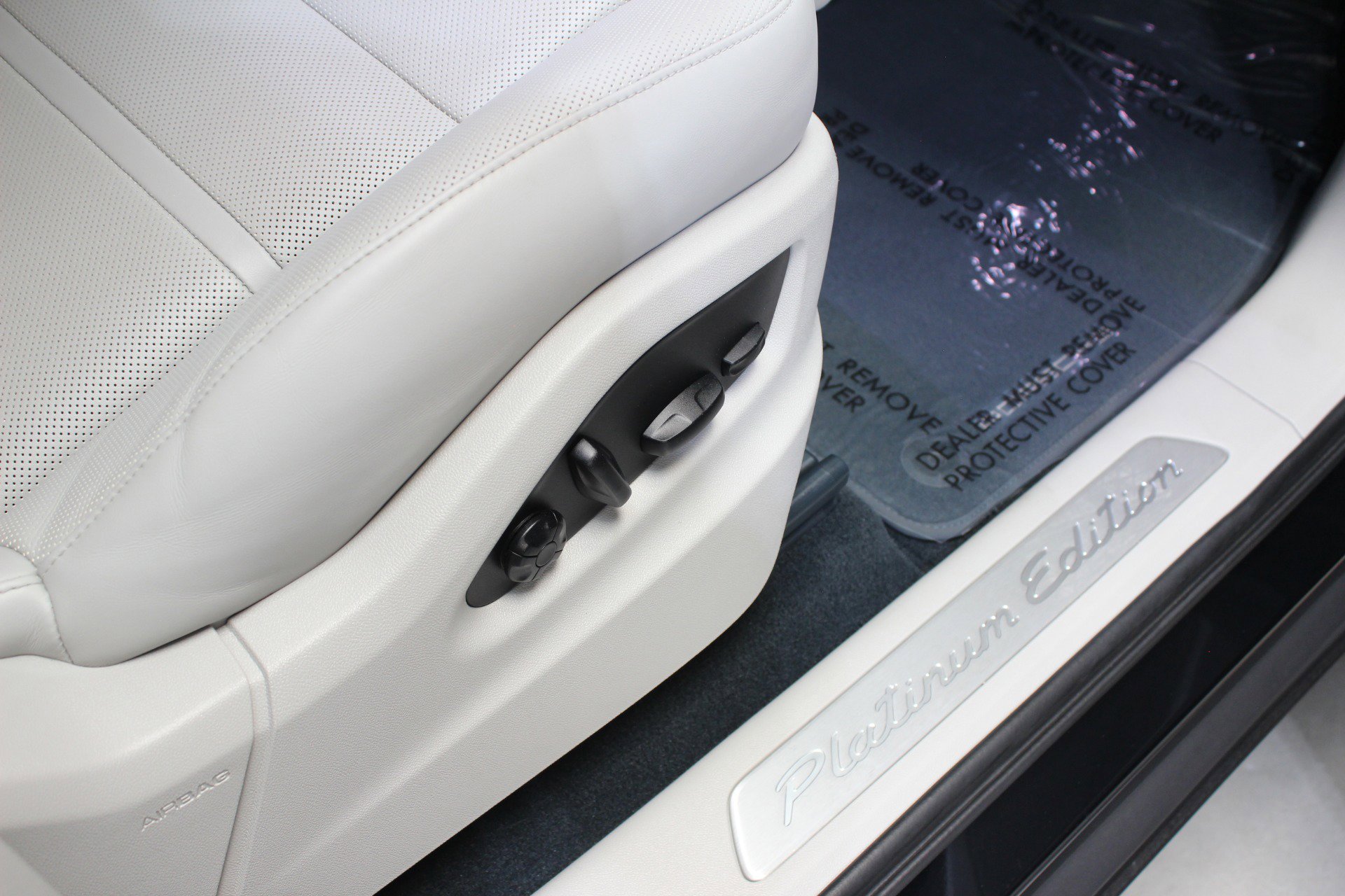 Used 2023 Porsche Cayenne Platinum Edition image 46