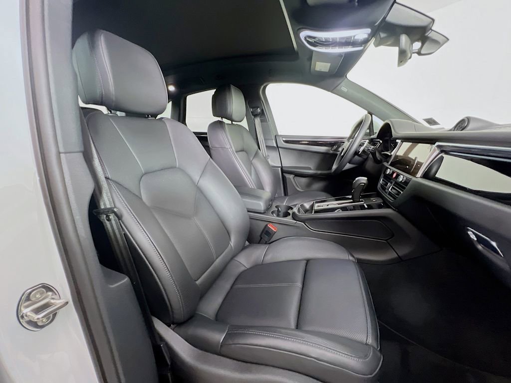 Certified 2025 Porsche Macan image 30