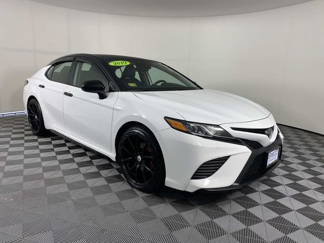 Used 2019 Toyota Camry SE FWD image 1