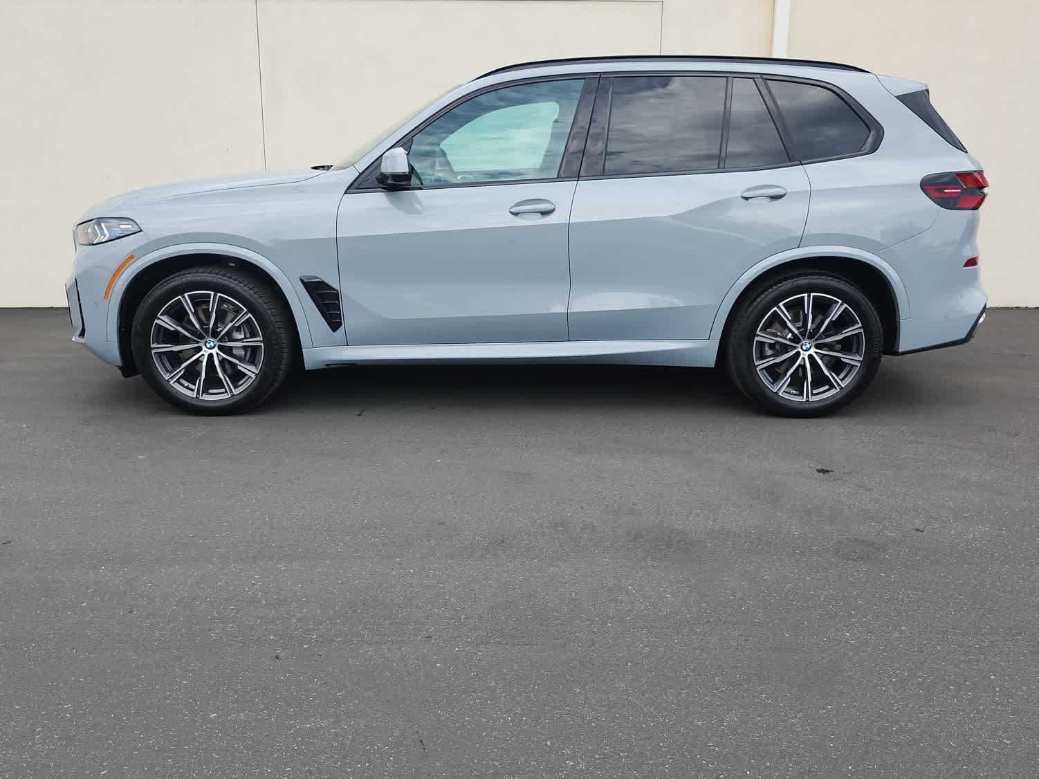 New 2026 BMW X5 xDrive40i w/ M Sport Package AWD/4WD image 4